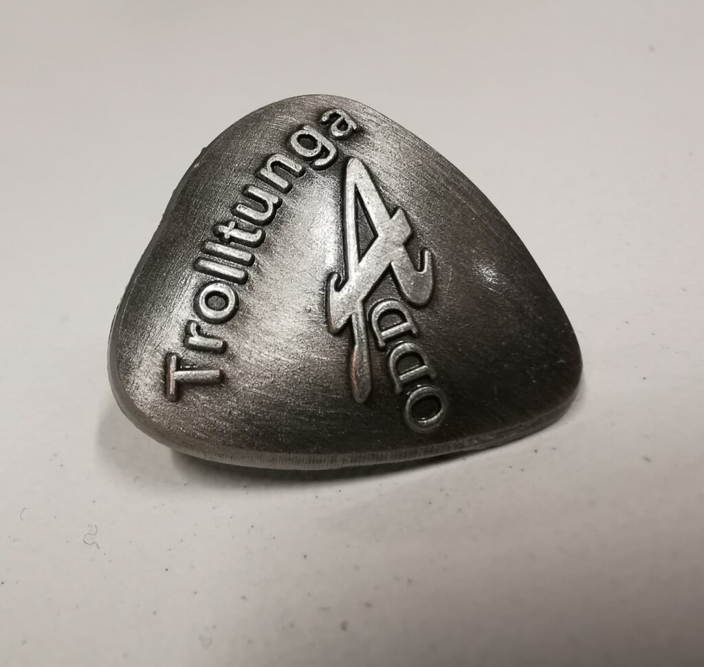 Pins, Trolltunga. Zilver Neckless