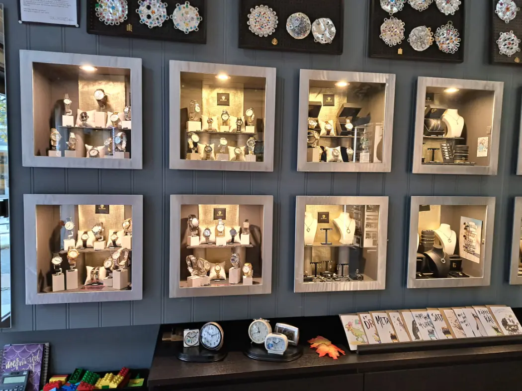 Gullhuset Odda butikken glassmonter med produkter