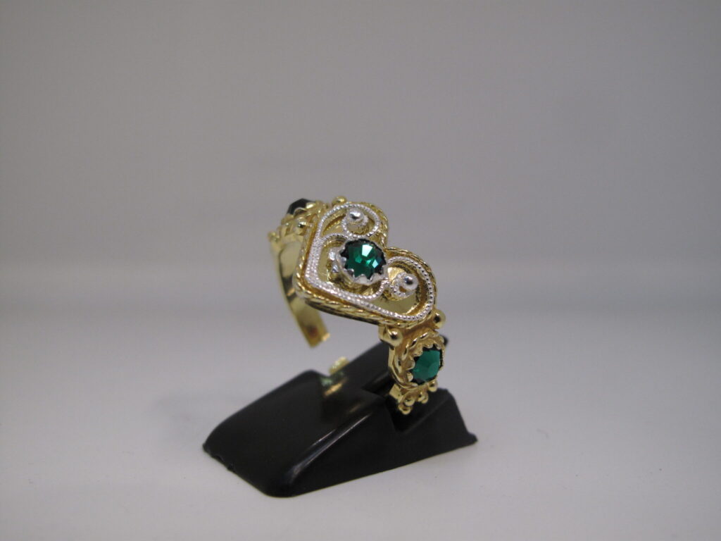 Ring, m/filigran og grønn stein