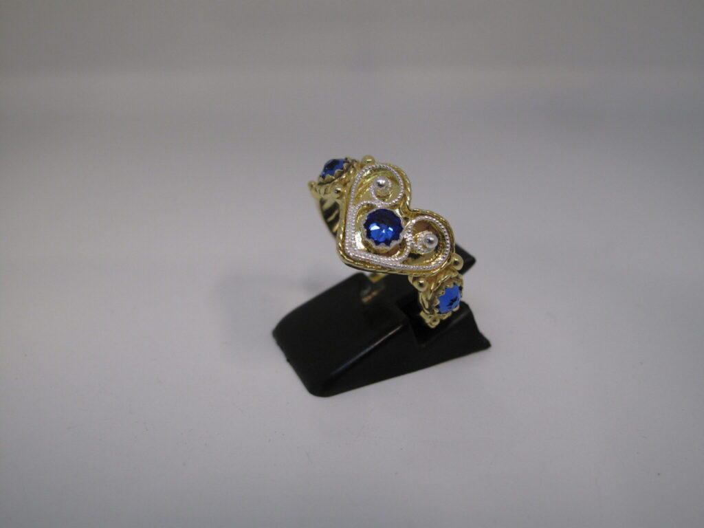 Ring, m/filigran og blå stein