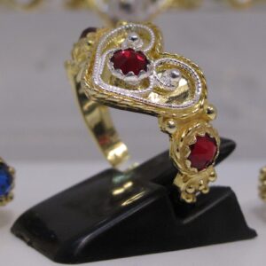 Ring, m/filigran og raud stein