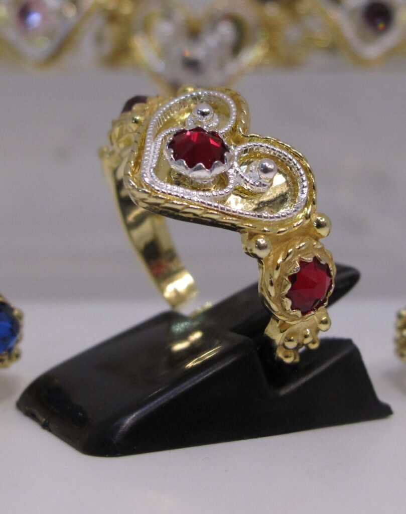 Ring, m/filigran og raud stein